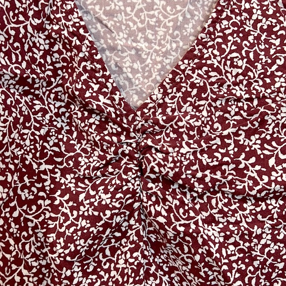 🥀Old Navy Burgundy & White Floral Print V-Neck with Slight Puffed Sleeve Blouse - Picture 2 of 6